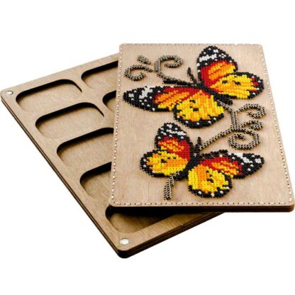 "Le farfalle". Kit-Contenitore di legno ricamo a perline