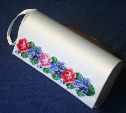 "Rose e viole". Borsetta-pocket ricamo a perline, beige