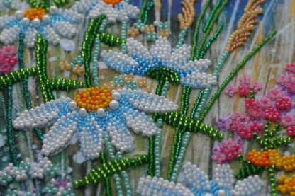 "Fiori nel campo. Ruscelletto". Kit ricamo a perline - Image 2