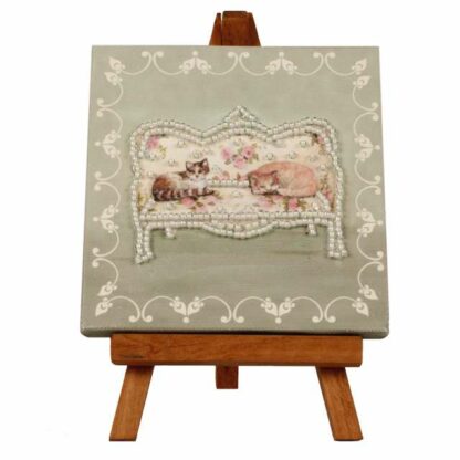 "Gatte. Vintage". Kit-pensierino ricamo a perline, con cavalletto