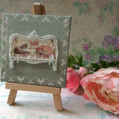 "Gatte. Vintage". Kit-pensierino ricamo a perline, con cavalletto - Image 2