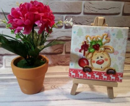 "Renna di Babbo Natale". Kit-pensierino ricamo a perline, con cavalletto - Image 2