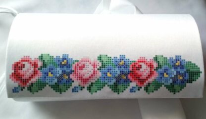 "Rose e viole". Borsetta-pocket ricamo a perline, bianca