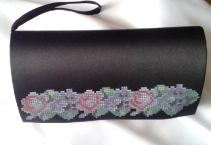 "Rose e viole". Borsetta-pocket ricamo a perline, nera