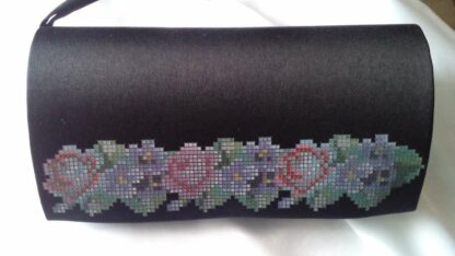 "Rose e viole". Borsetta-pocket ricamo a perline, nera - Image 2