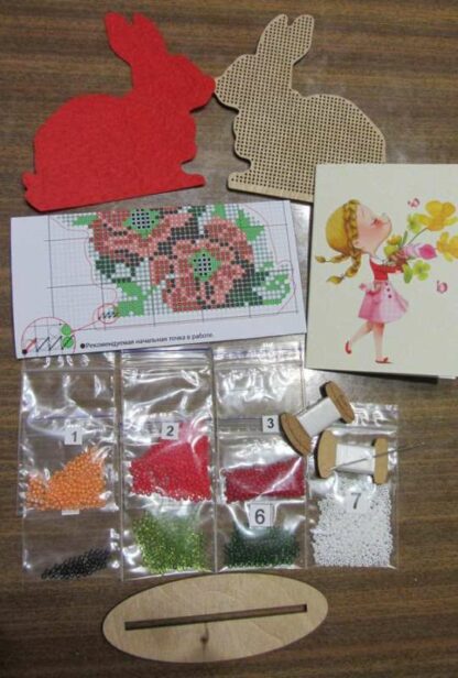 "Coniglietto. In fiori rossi". Kit ricamo a perline in legno - Image 2