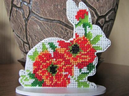 "Coniglietto. In fiori rossi". Kit ricamo a perline in legno - Image 3