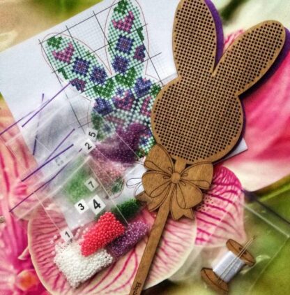 "Coniglietto. Motivi Jacquard" con maniglia. Kit ricamo a perline in legno - Image 2