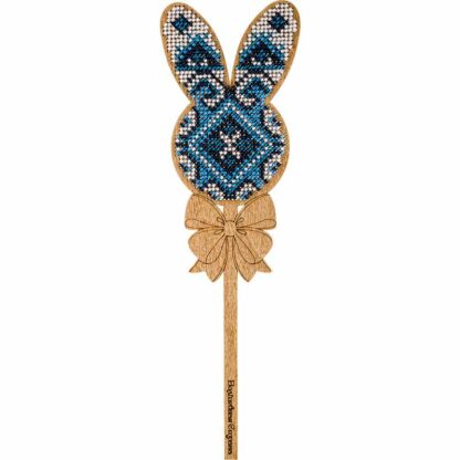 "Coniglietto. Ornamento blu" con maniglia. Kit ricamo a perline in legno