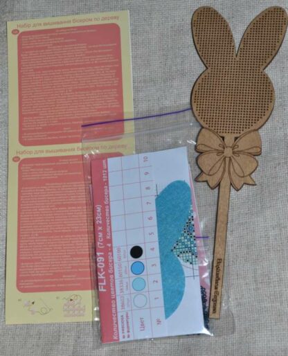 "Coniglietto. Ornamento blu" con maniglia. Kit ricamo a perline in legno - Image 2