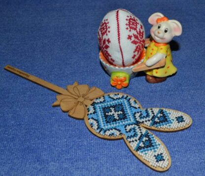 "Coniglietto. Ornamento blu" con maniglia. Kit ricamo a perline in legno - Image 4