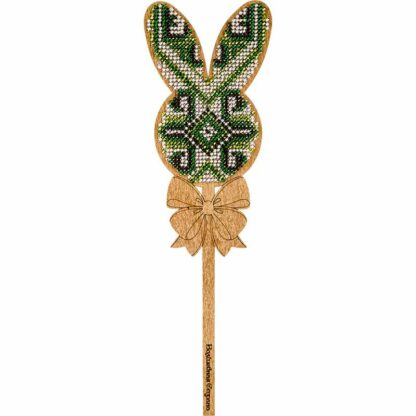 "Coniglietto. Ornamento verde" con maniglia. Kit ricamo a perline in legno