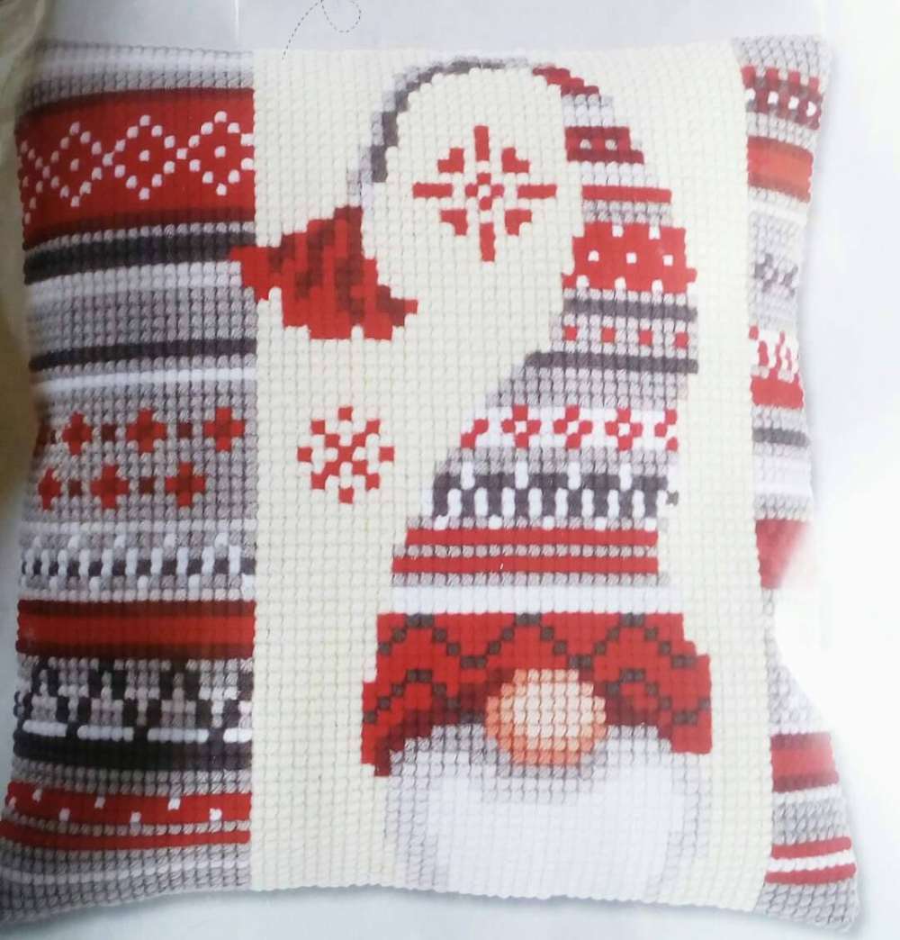 Christmas elf”. Kit-ricamo per cuscino – Perlinissima