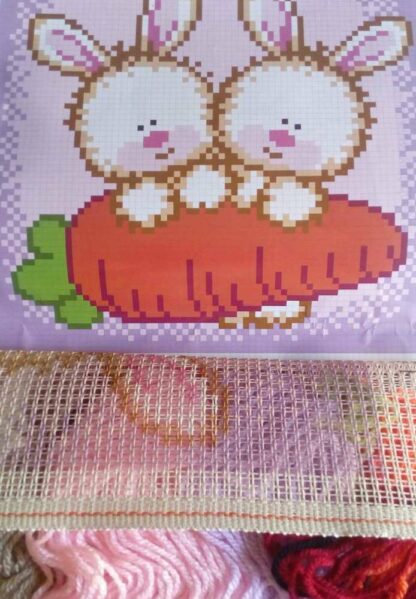 "Coniglietti con carota". Kit-ricamo per cuscino - Image 2