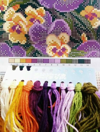 "Viole del pensiero". Kit-ricamo per cuscino - Image 2