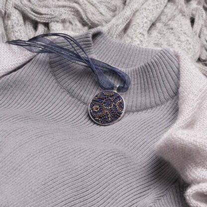 "Blues". Kit-Collana ricamo a perline - Image 3