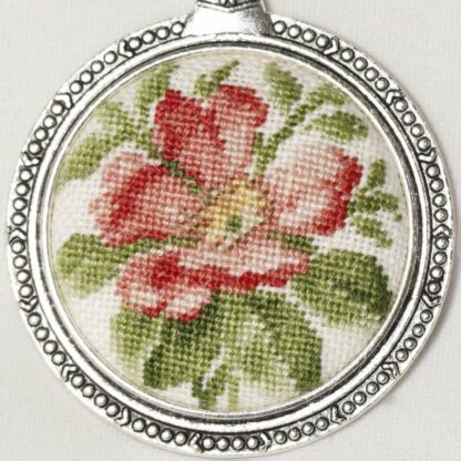 "Rosa selvatica". Kit-Collana micro-ricamo - Image 2