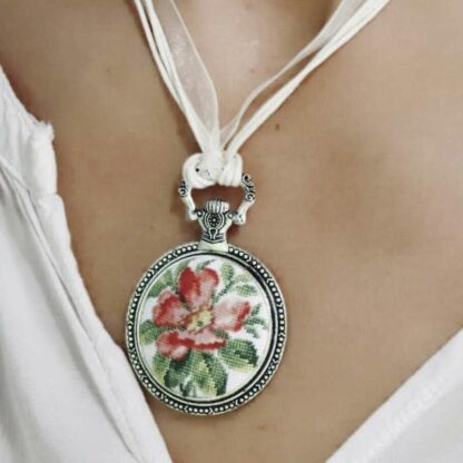 "Rosa selvatica". Kit-Collana micro-ricamo - Image 3