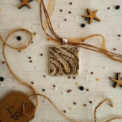 "Sandy". Kit-Collana ricamo a perline - Image 2