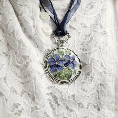 "Viola". Kit-Collana micro-ricamo - Image 3