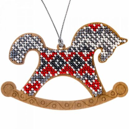 “Cavallo a dondolo motivi Jacquard”. Decorazione di Natale ricamo a perline in legno