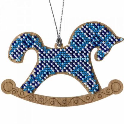 “Cavallo a dondolo ornamento blu”. Decorazione di Natale ricamo a perline in legno