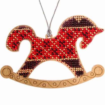 “Cavallo a dondolo rosso”. Decorazione di Natale ricamo a perline in legno