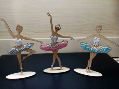 “Ballerina in abito viola”. KIT-Figurina ricamo a perline in legno