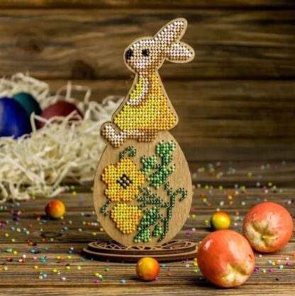 “Coniglietta sull'uovo”. KIT-Figurina ricamo a perline in legno