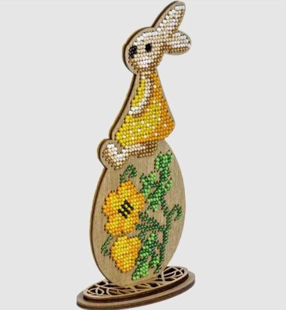 “Coniglietta sull'uovo”. KIT-Figurina ricamo a perline in legno