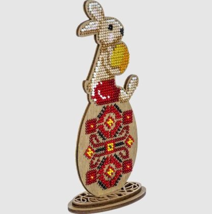 “Coniglietto sull'uovo”. KIT-Figurina ricamo a perline in legno