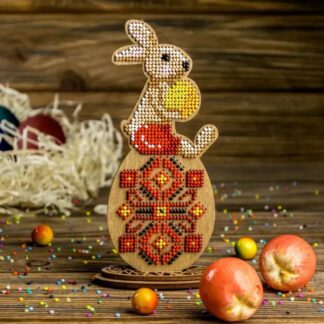 “Coniglietto sull'uovo”. KIT-Figurina ricamo a perline in legno