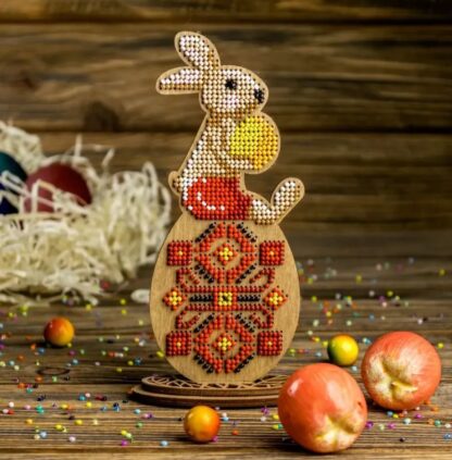 “Coniglietto sull'uovo”. KIT-Figurina ricamo a perline in legno