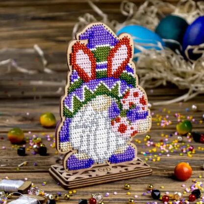“Gnomo di Pasqua con uovo”. KIT-Decorazione ricamo a perline in legno